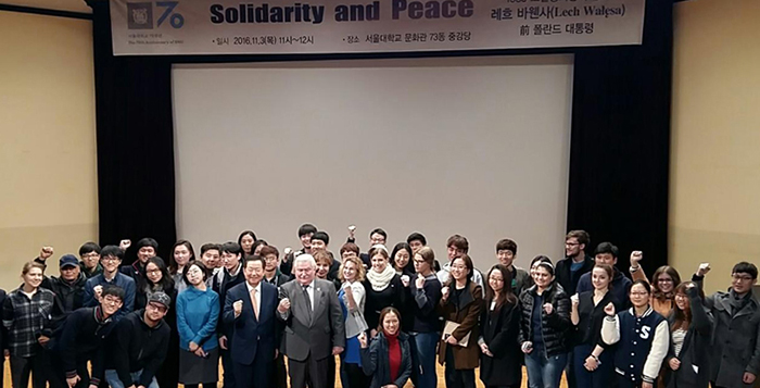 Lech Walesa_Korea_Visit_1108_01.jpg